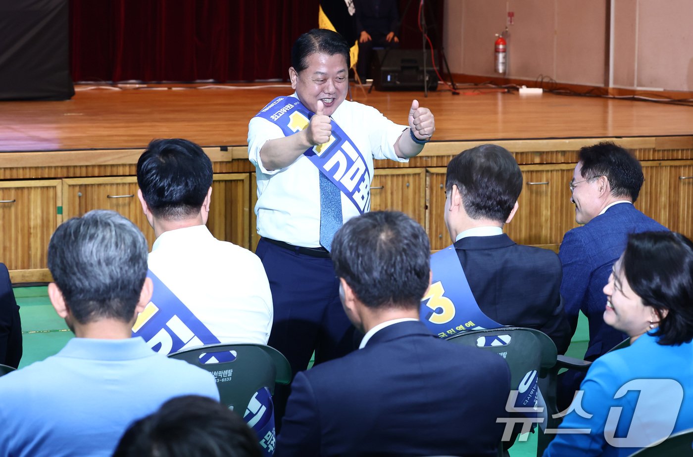 김병주 더불어민주당 최고위원 후보가 21일 오전 강원도 홍천군 홍천종합체육관에서 열린 제1회 전국당원대회 강원 지역 합동연설회에서 정견발표를 마치고 이재명 당대표 후보를 향해 엄지를 치켜세우고 있다. 2024.7.21/뉴스1 ⓒ News1 김민지 기자