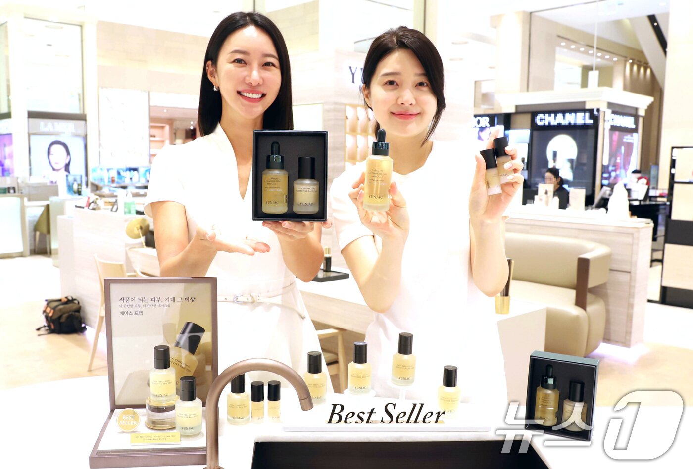 본문 이미지 - 모델들이 ‘연작&#40;YUNJAC&#41;’의 여름철 화장 필수템을 소개하는 모습. &#40;신세계백화점 제공&#41; 2024.7.21/뉴스1 ⓒ News1 박지혜 기자