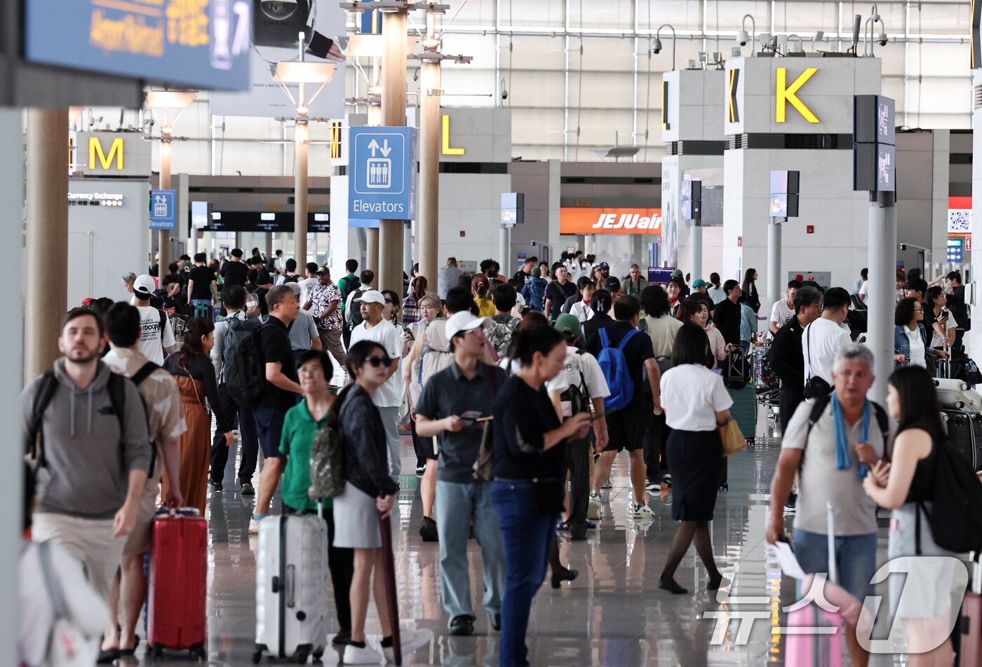 여름휴가철인 21일 오전 인천국제공항 제1여객터미널 출국장이 이용객들로 북적이고 있다. 2024.7.21/뉴스1 ⓒ News1 구윤성 기자