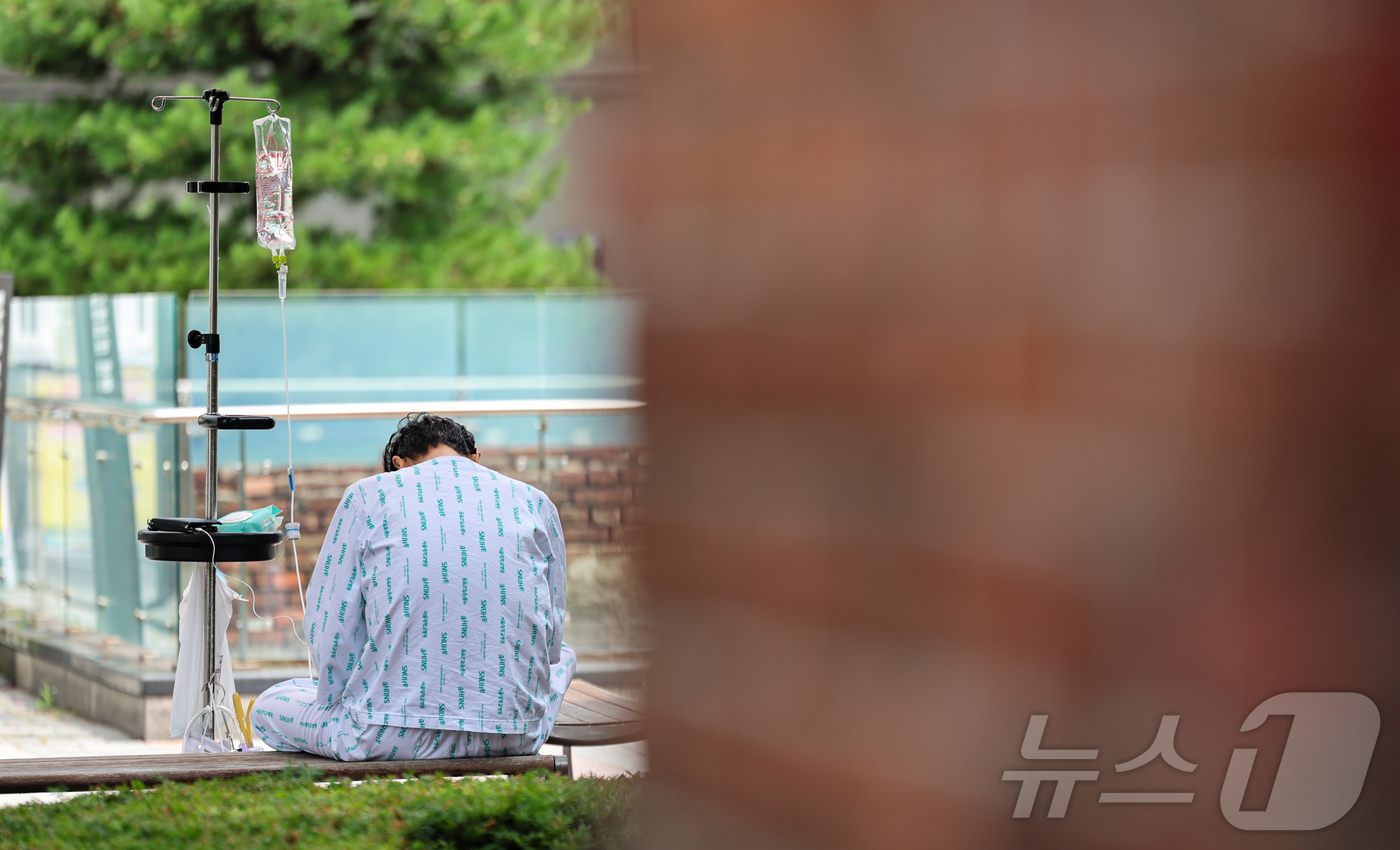 (서울=뉴스1) 김도우 기자 = 정부의 의대 정원 확대에 반발하는 전공의를 비롯한 의료계의 집단행동이 이어지고 있는 21일 서울 시내 한 대학병원에서 환자가 휴식을 취하고 있다. …