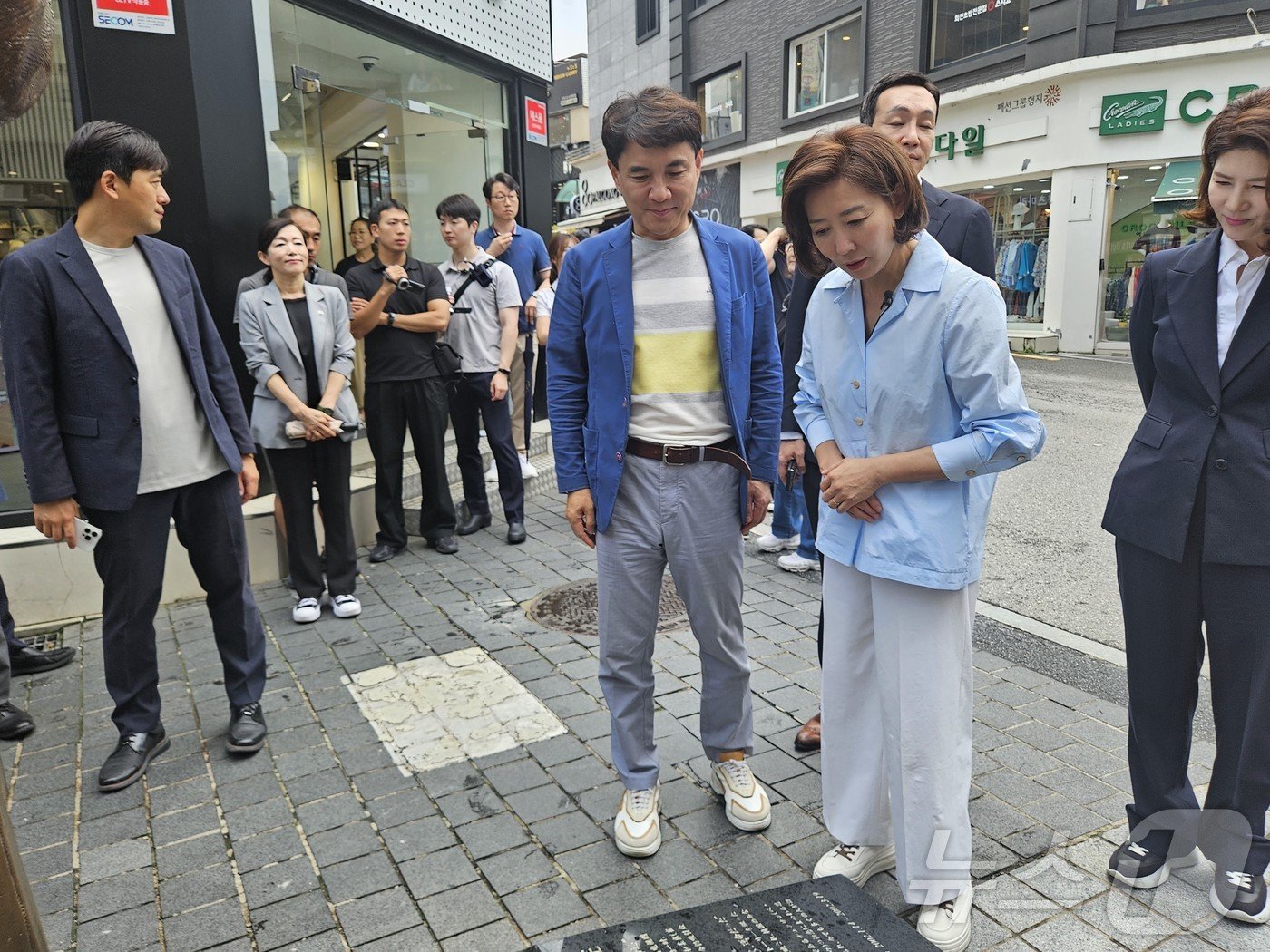 나경원 국민의힘 당대표 후보가 21일 춘천 명동에서 김진태 강원도지사와 겨울연가 동상을 보며 대화를 나누고 있다. 2024.7.21/뉴스1 ⓒ News1 한귀섭 기자