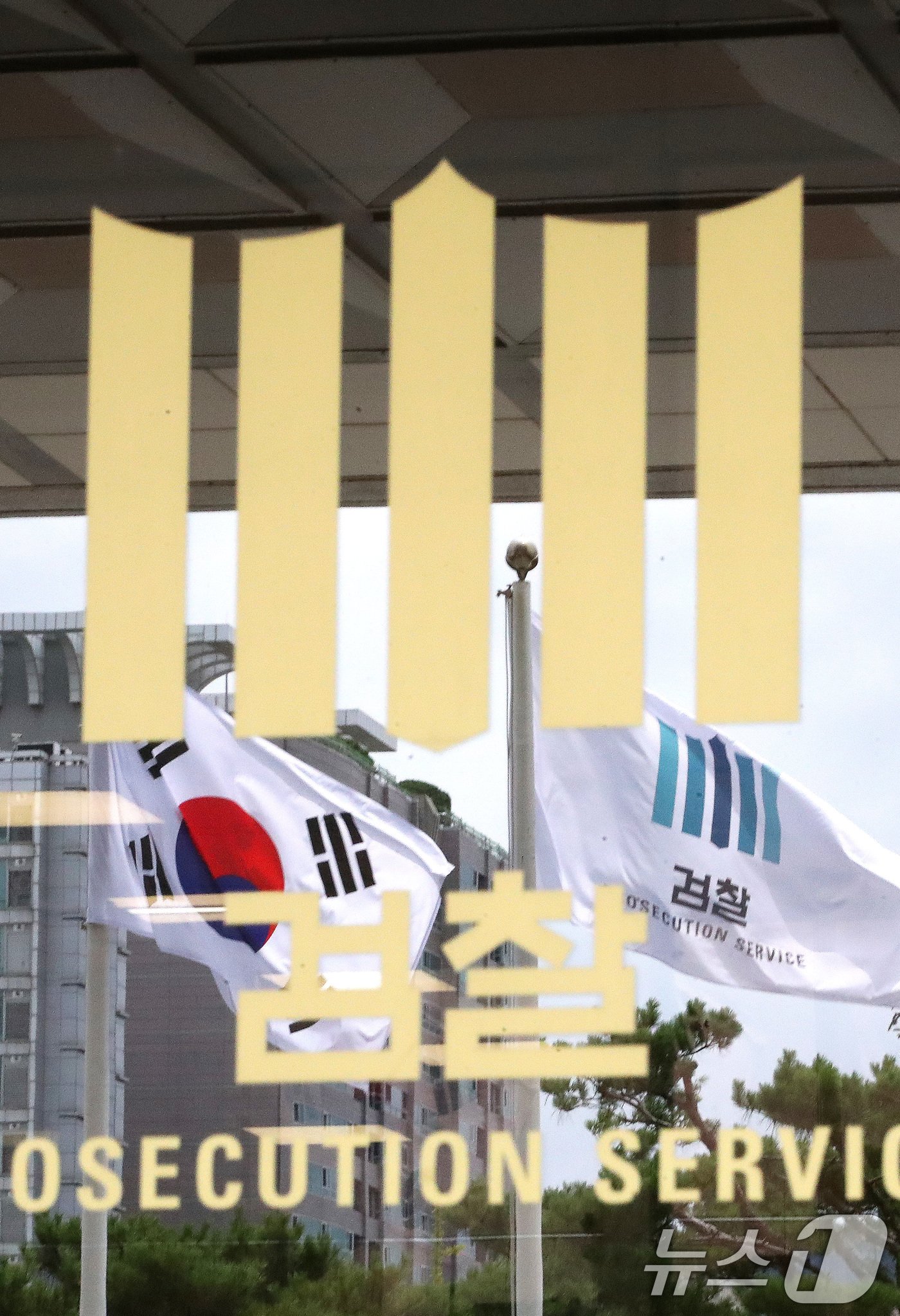 본문 이미지 - 검찰이 윤석열 대통령 부인 김건희 여사의 도이치모터스 주가조작 사건 및 명품가방 수수 의혹과 관련해 제3의 장소에서 비공개 대면조사를 진행했다고 21일 밝혔다. 사진은 이날 서울 서초구 서울중앙지방검찰청 모습. 2024.7.21/뉴스1 ⓒ News1 임세영 기자