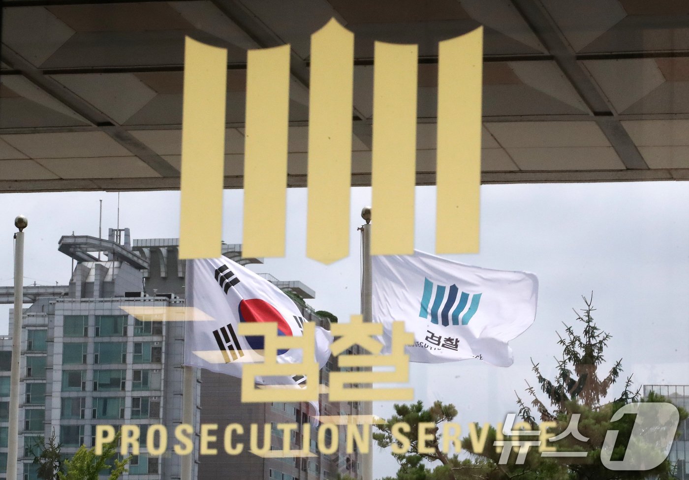 본문 이미지 - 검찰이 윤석열 대통령 부인 김건희 여사의 도이치모터스 주가조작 사건 및 명품가방 수수 의혹과 관련해 제3의 장소에서 비공개 대면조사를 진행했다고 21일 밝혔다. 2024.7.21/뉴스1 ⓒ News1 임세영 기자