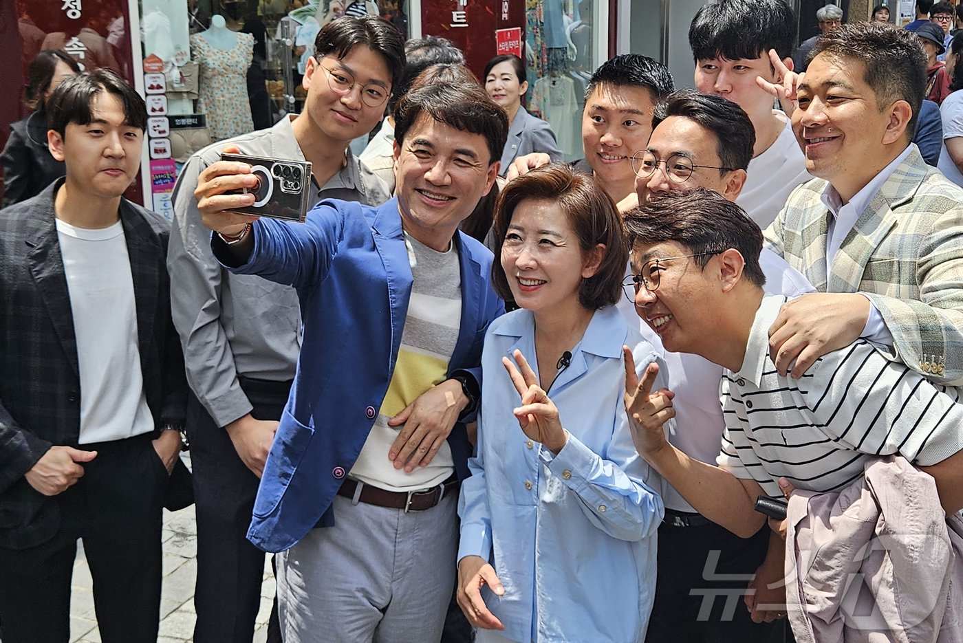 본문 이미지 - 나경원 국민의힘 당대표 후보와 김진태 강원도지사가 21일 강원도 춘천시 명동 거리에서 시민들과 기념촬영을 하고 있다. 2024.7.21/뉴스1 ⓒ News1 한귀섭 기자
