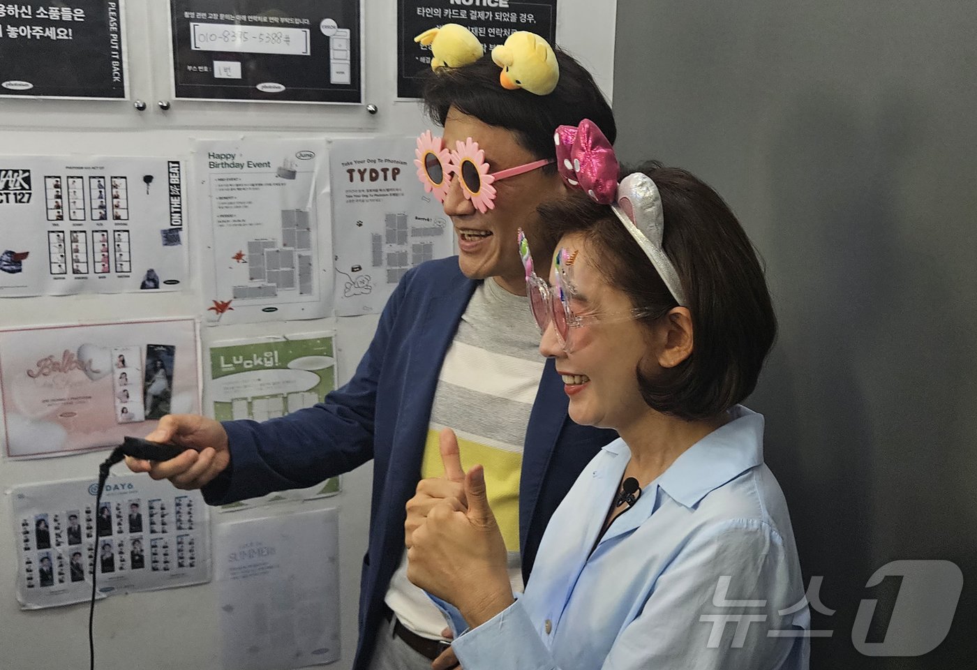 본문 이미지 - 나경원 국민의힘 당대표 후보와 김진태 강원도지사가 21일 강원도 춘천시 명동의 한 즉석사진관에서 사진을 찍고 있다. 2024.7.21/뉴스1 ⓒ News1 한귀섭 기자