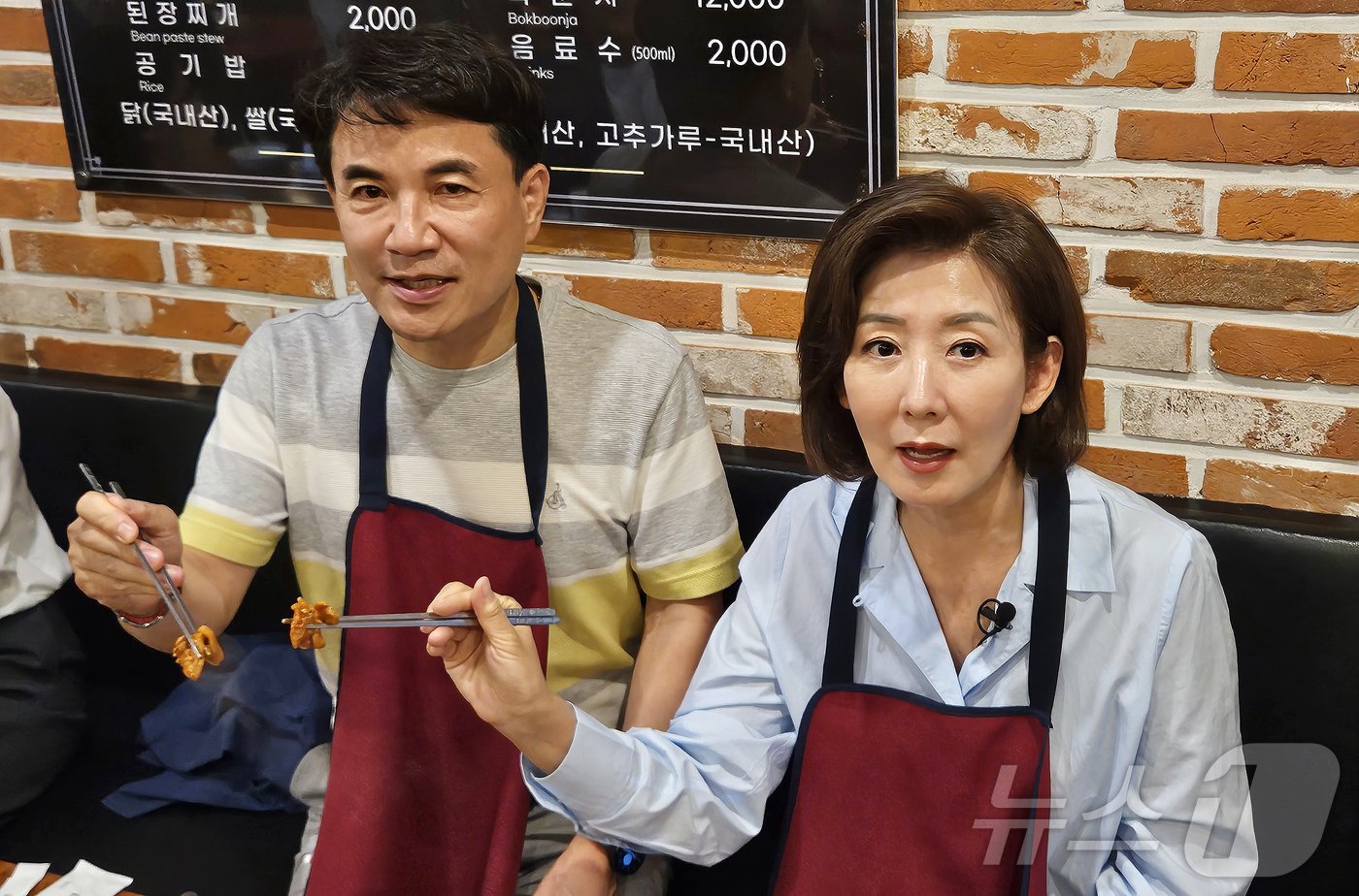 본문 이미지 - 나경원 국민의힘 당대표 후보와 김진태 강원도지사가 21일 강원도 춘천 명동의 한 닭갈비 식당에서 닭갈비로 화이팅을 하고 있다. 2024.7.21/뉴스1 ⓒ News1 한귀섭 기자