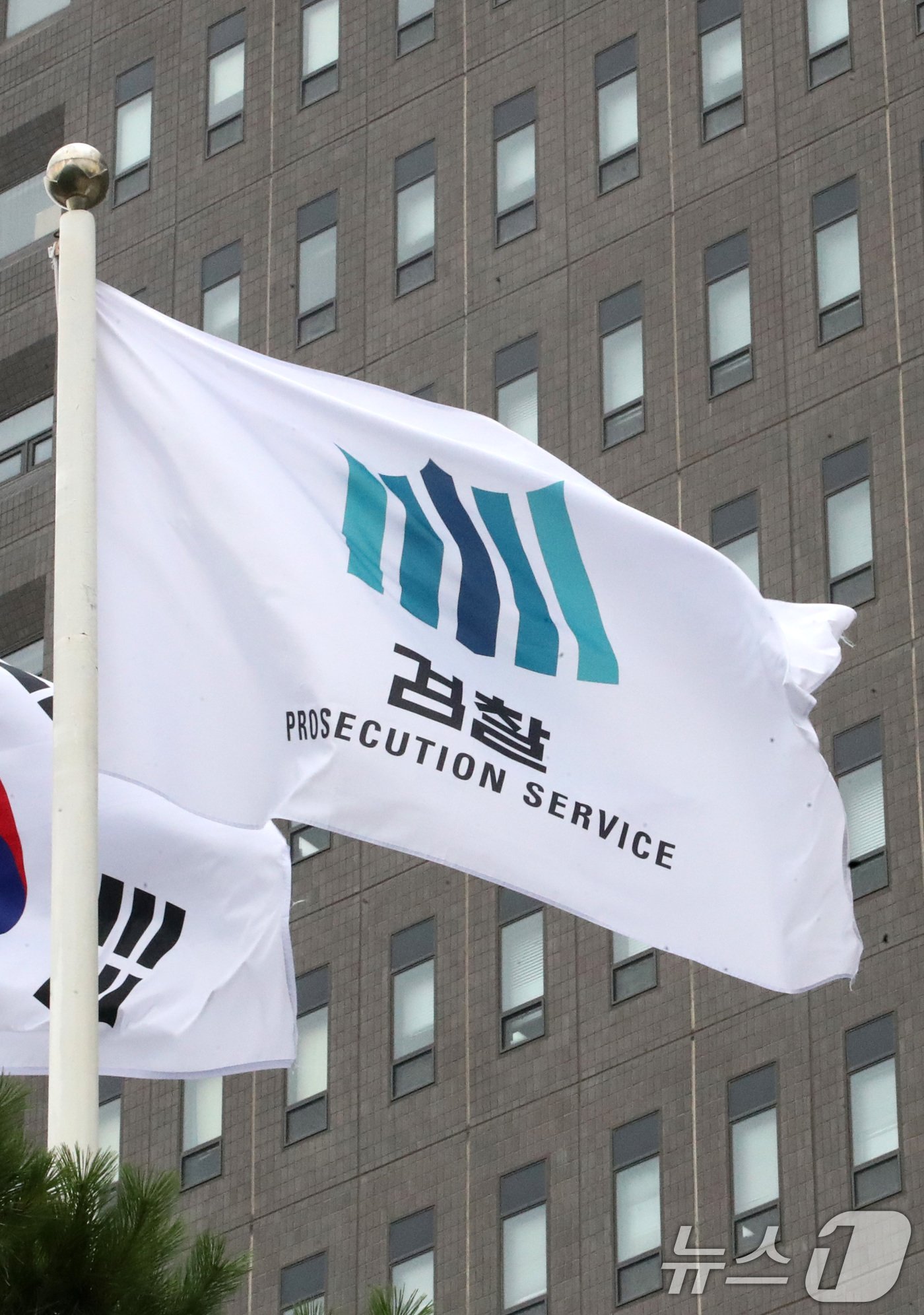 본문 이미지 - 검찰이 윤석열 대통령 부인 김건희 여사의 도이치모터스 주가조작 사건 및 명품가방 수수 의혹과 관련해 제3의 장소에서 비공개 대면조사를 진행했다고 21일 밝혔다.  사진은 이날 서울 서초구 서울중앙지방검찰청 모습. 2024.7.21/뉴스1 ⓒ News1 임세영 기자