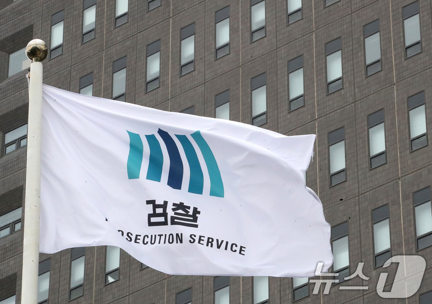 본문 이미지 - 검찰이 윤석열 대통령 부인 김건희 여사의 도이치모터스 주가조작 사건 및 명품가방 수수 의혹과 관련해 제3의 장소에서 비공개 대면조사를 진행했다고 21일 밝혔다. 사진은 이날 서울 서초구 서울중앙지방검찰청 모습. 2024.7.21/뉴스1 ⓒ News1 임세영 기자