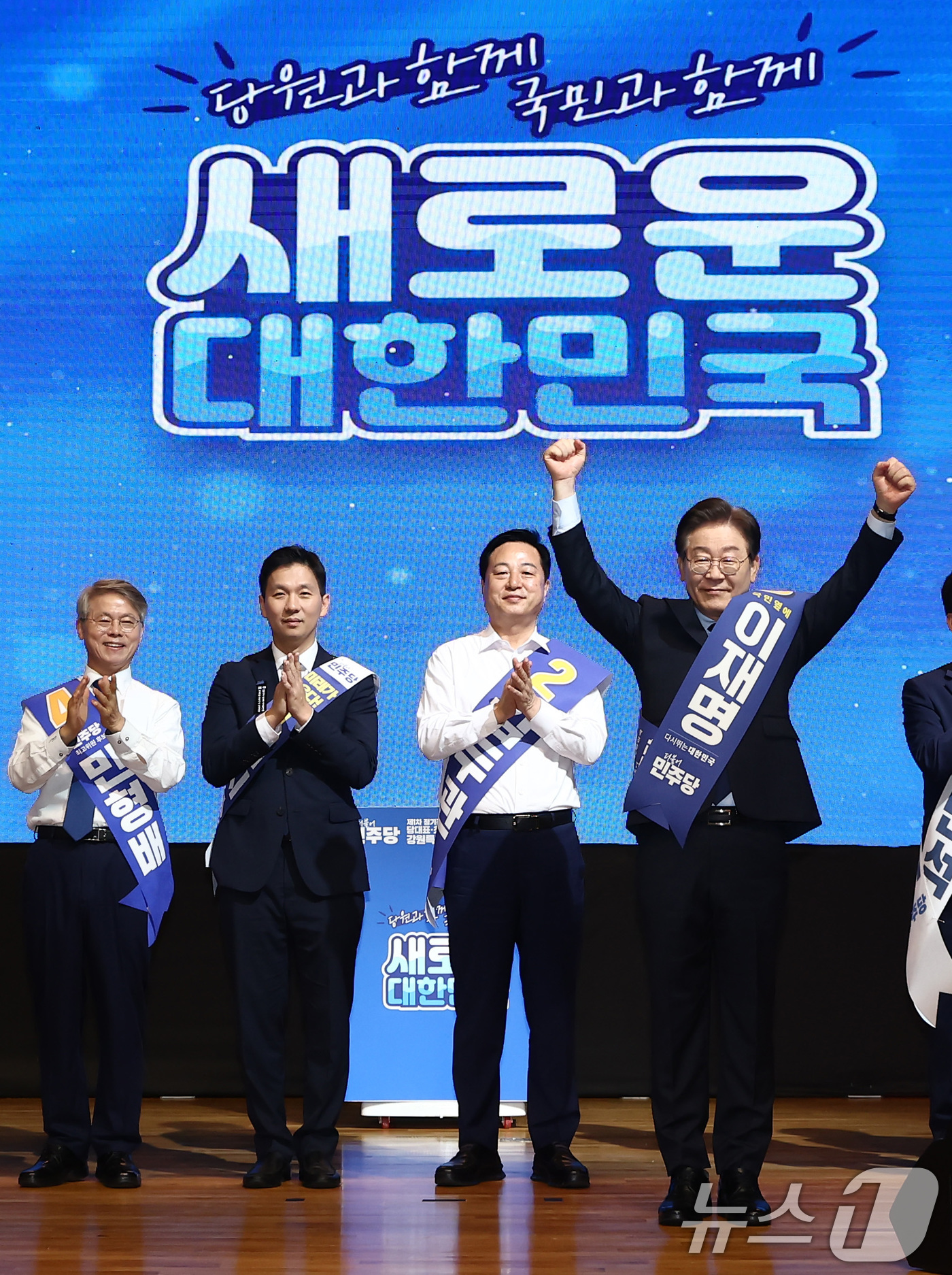 (홍천=뉴스1) 김민지 기자 = 이재명 더불어민주당 당대표 후보가 21일 오전 강원도 홍천군 홍천종합체육관에서 열린 제1회 전국당원대회 강원 지역 합동연설회에서 당원들을 향해 인사 …