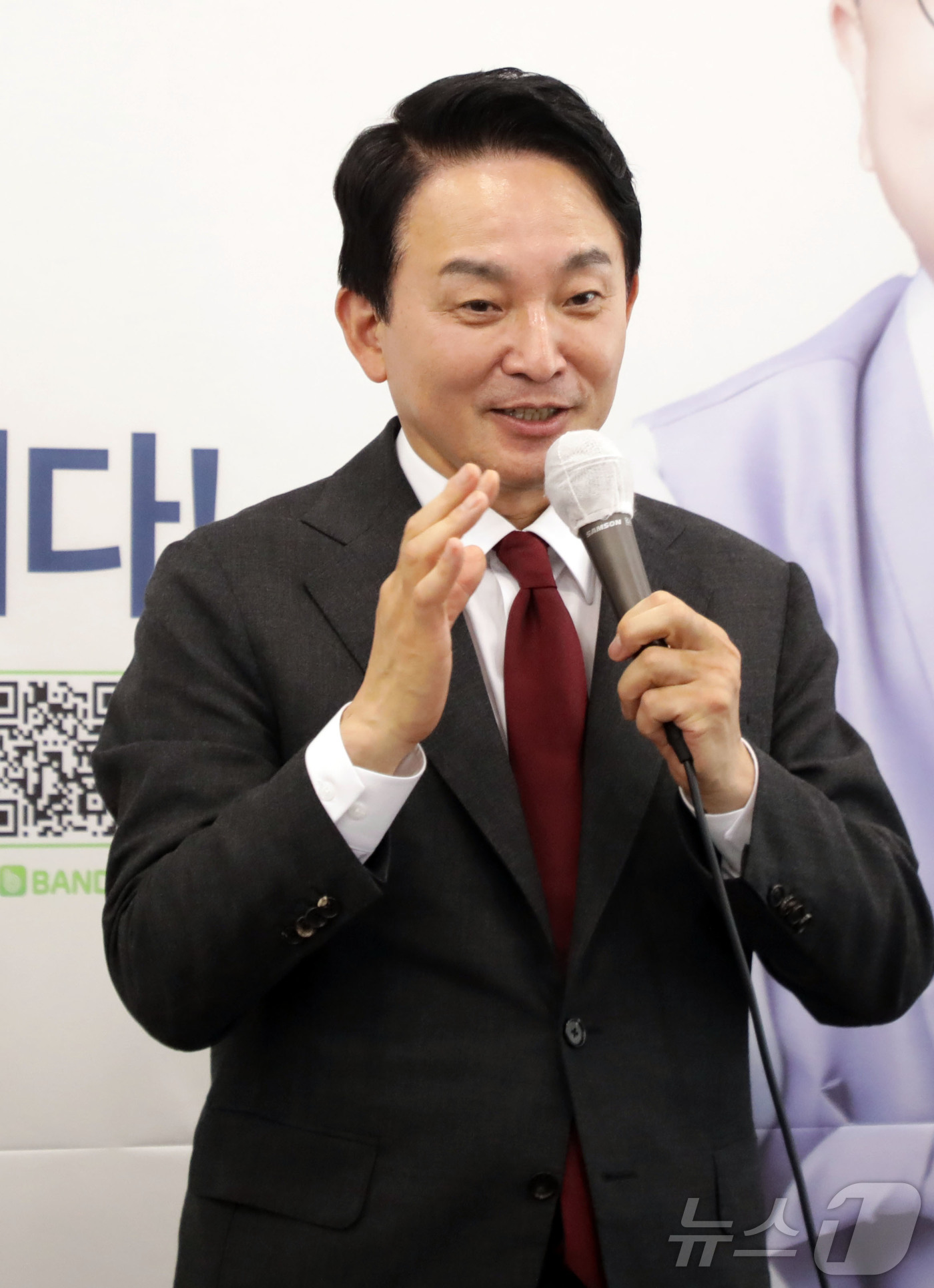 (울산=뉴스1) 김지혜 기자 = 원희룡 국민의힘 당대표 후보가 21일 울산 울주군에 위치한 서범수 국회의원 사무실에서 열린 울주군 당원협의회 간담회에 참석해 당원들 앞에서 발언하고 …