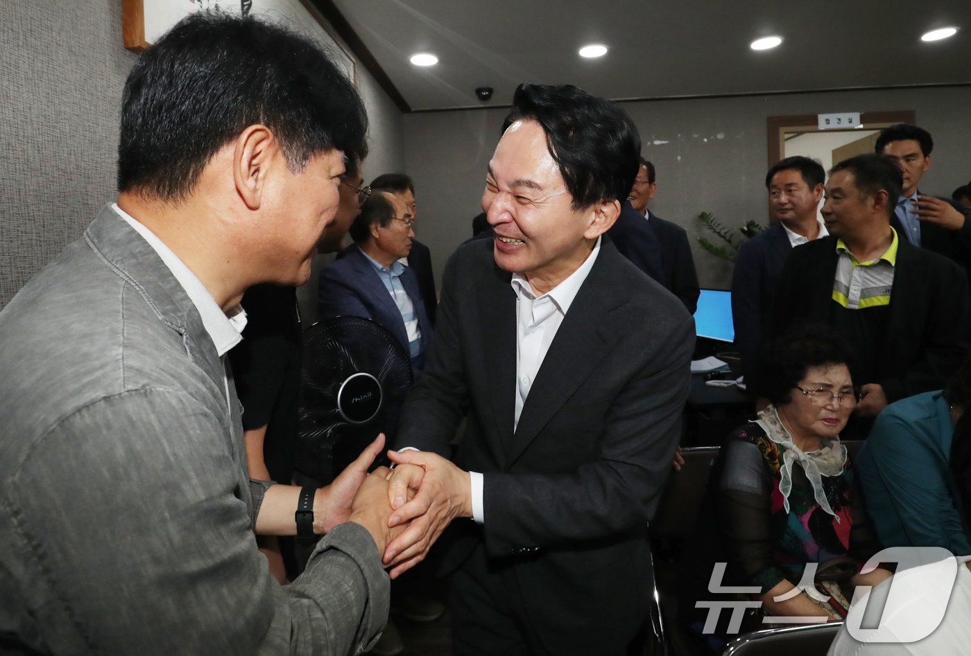 본문 이미지 - 원희룡 국민의힘 당대표 후보가 21일 오후 경남 밀양시 삼문동 박상웅 의원 사무실에 마련된 밀양시·의령군·함안군·창녕군 당원협의회를 찾아 당원들과 인사를 나누고 있다. 2024.7.21/뉴스1 ⓒ News1 윤일지 기자