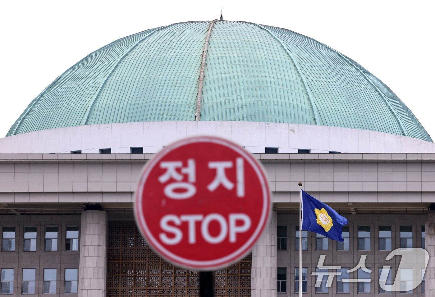 본문 이미지 - 이번주 국회에 인사청문회가 줄줄이 예고돼 여야가 정면충돌할 것으로 보인다. 여야는 22일 김병환 금융위원장과 김완섭 환경부 장관 후보자, 22·24·25일 노경필·박영재·이숙연 대법관 후보자, 24∼25일 이진숙 방송통신위원장 후보자 인사청문회를 연다. 더불어민주당은 25일 열리는 본회의에서 '방송4법'과 '전국민 25만원 지원법'도 강행 처리할 태세다. 사진은 21일 서울 여의도 국회의사당의 모습. 2024.7.21/뉴스1 ⓒ News1 구윤성 기자