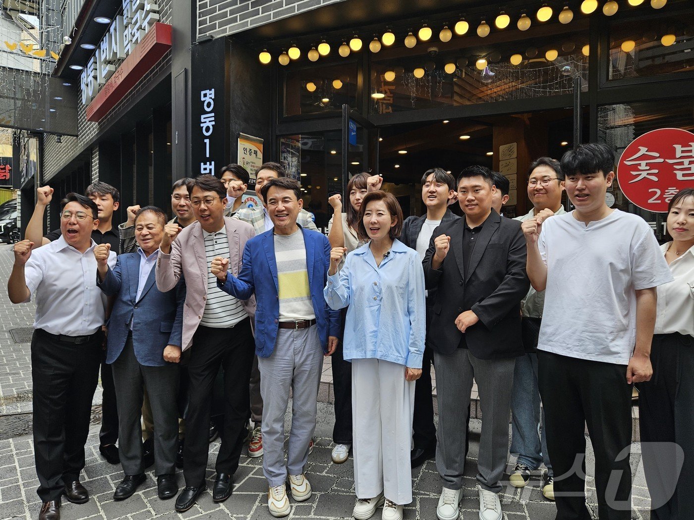 본문 이미지 - 나경원 국민의힘 당대표 후보와 김진태 강원도지사가 21일 강원도 춘천 명동의 한 닭갈비 식당에서 식사를 마친 뒤 기념촬영을 하고 있다. 2024.7.21/뉴스1 ⓒ News1 한귀섭 기자