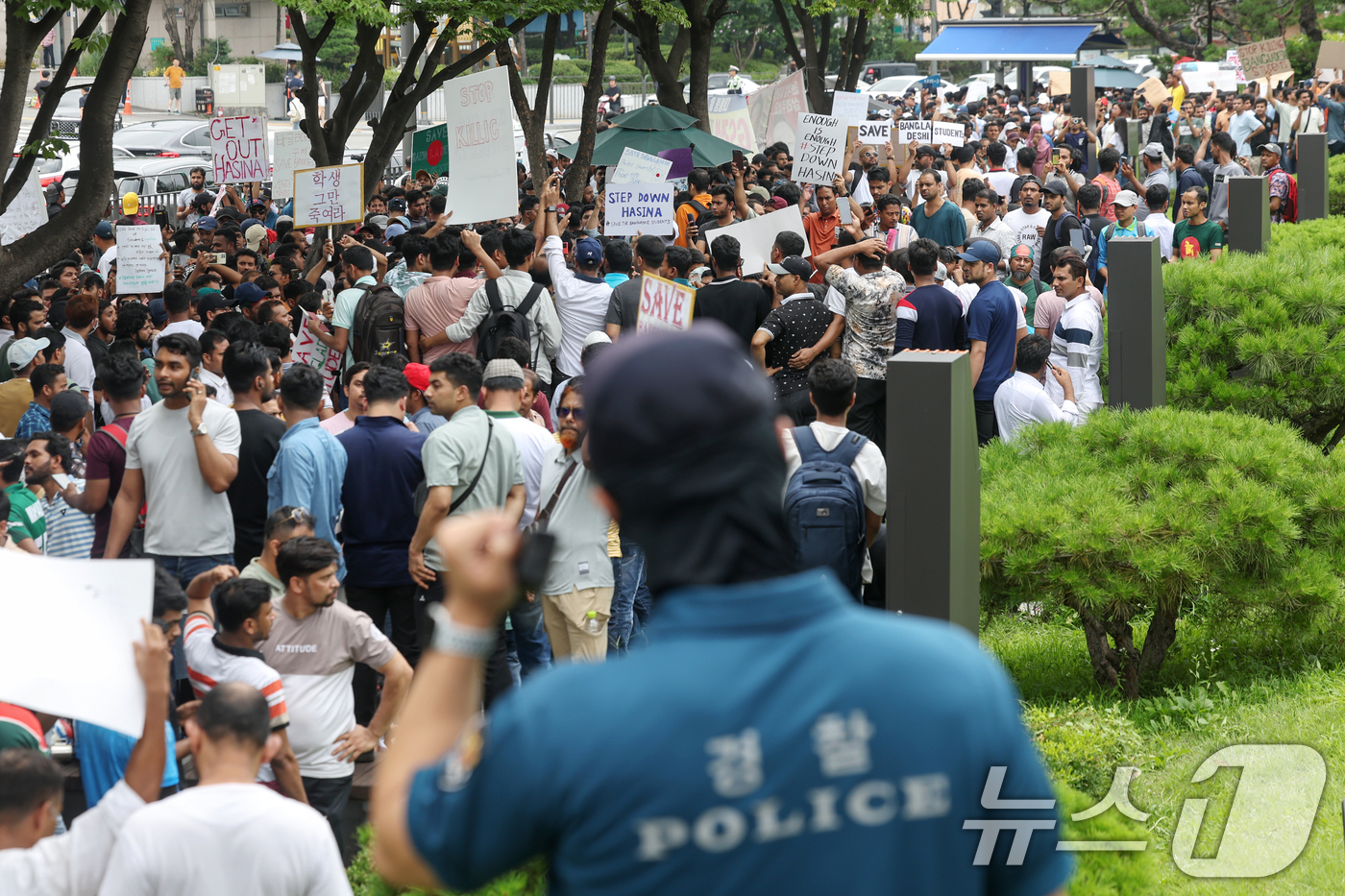 (서울=뉴스1) 민경석 기자 = 국내 체류 중인 방글라데시인들이 21일 오후 서울 용산구 전쟁기념관 앞에서 '방글라데시 내 공직 할당제 반대 시위 폭력진압 규탄 집회'를 하고 있다 …