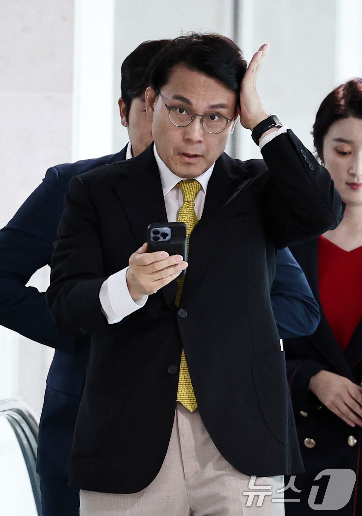 본문 이미지 - 윤상현 국민의힘 당대표 후보가 21일 오후 서울 여의도 국회 소통관에서 취재진과의 질의응답을 위해 기자회견장에 들어서고 있다. 2024.7.21/뉴스1 ⓒ News1 구윤성 기자