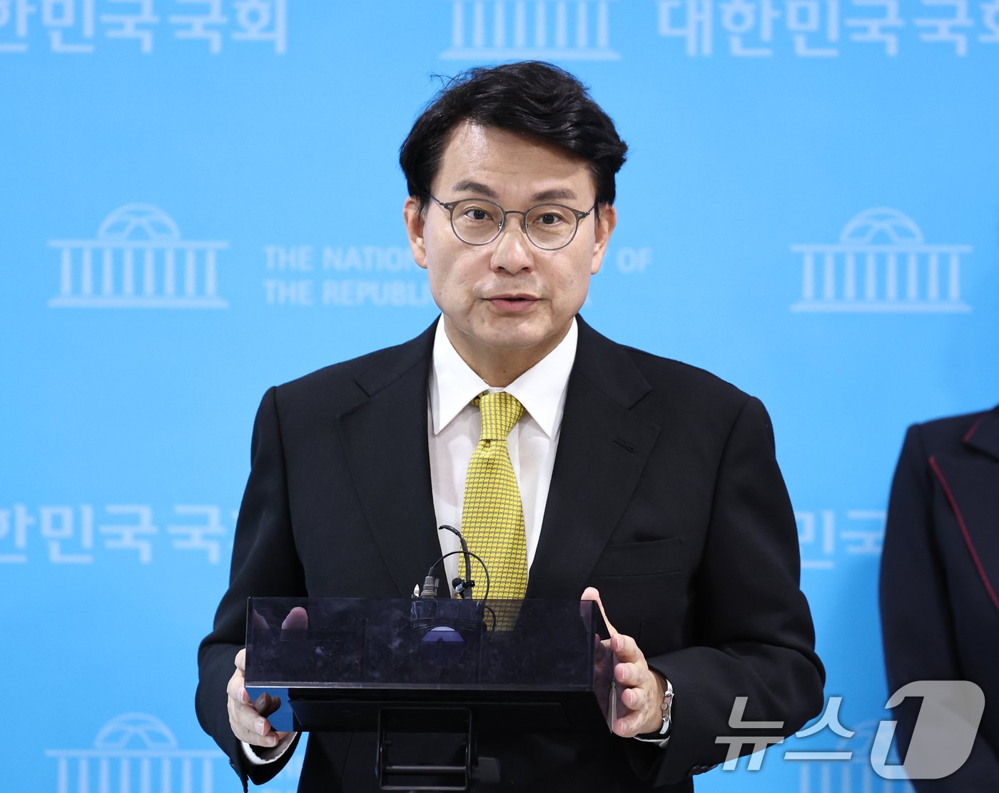 본문 이미지 - 윤상현 국민의힘 당대표 후보가 21일 오후 서울 여의도 국회 소통관에서 취재진의 질문에 답하고 있다. 2024.7.21/뉴스1 ⓒ News1 구윤성 기자