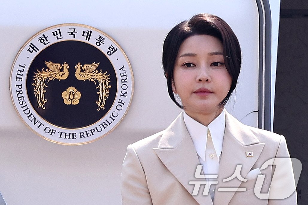 본문 이미지 - 윤석열 대통령의 배우자 김건희 여사가 10일 오전 경기 성남시 서울공항에 도착해 윤 대통령과 함께 중앙아시아 3개국 순방길에 오르고 있다. 2024.6.10/뉴스1 ⓒ News1 구윤성 기자