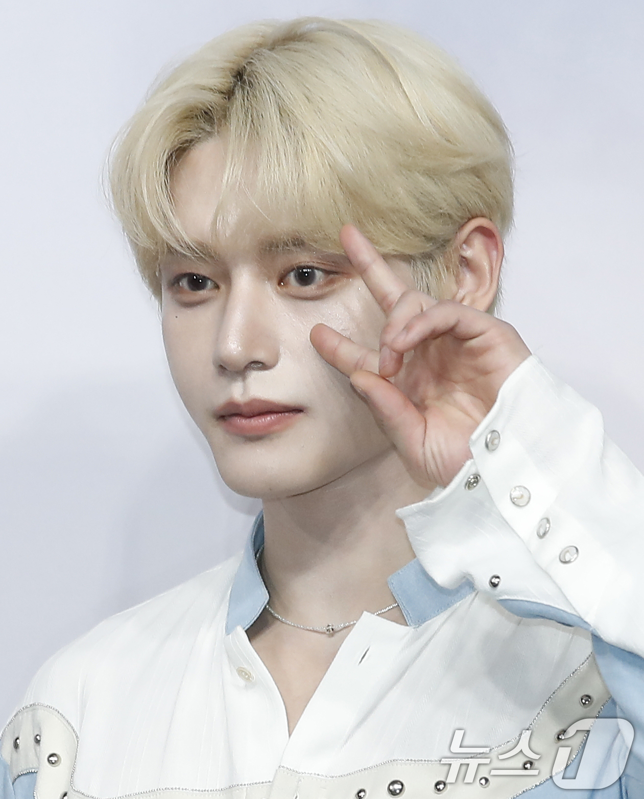 (인천=뉴스1) 권현진 기자 = 제로베이스원 김지웅이 21일 오후 인천광역시 중구 인스파이어 아레나에서 열린 ‘2024 SBS 가요대전 서머’ 블루카펫 행사에서 포즈를 취하고 있다 …