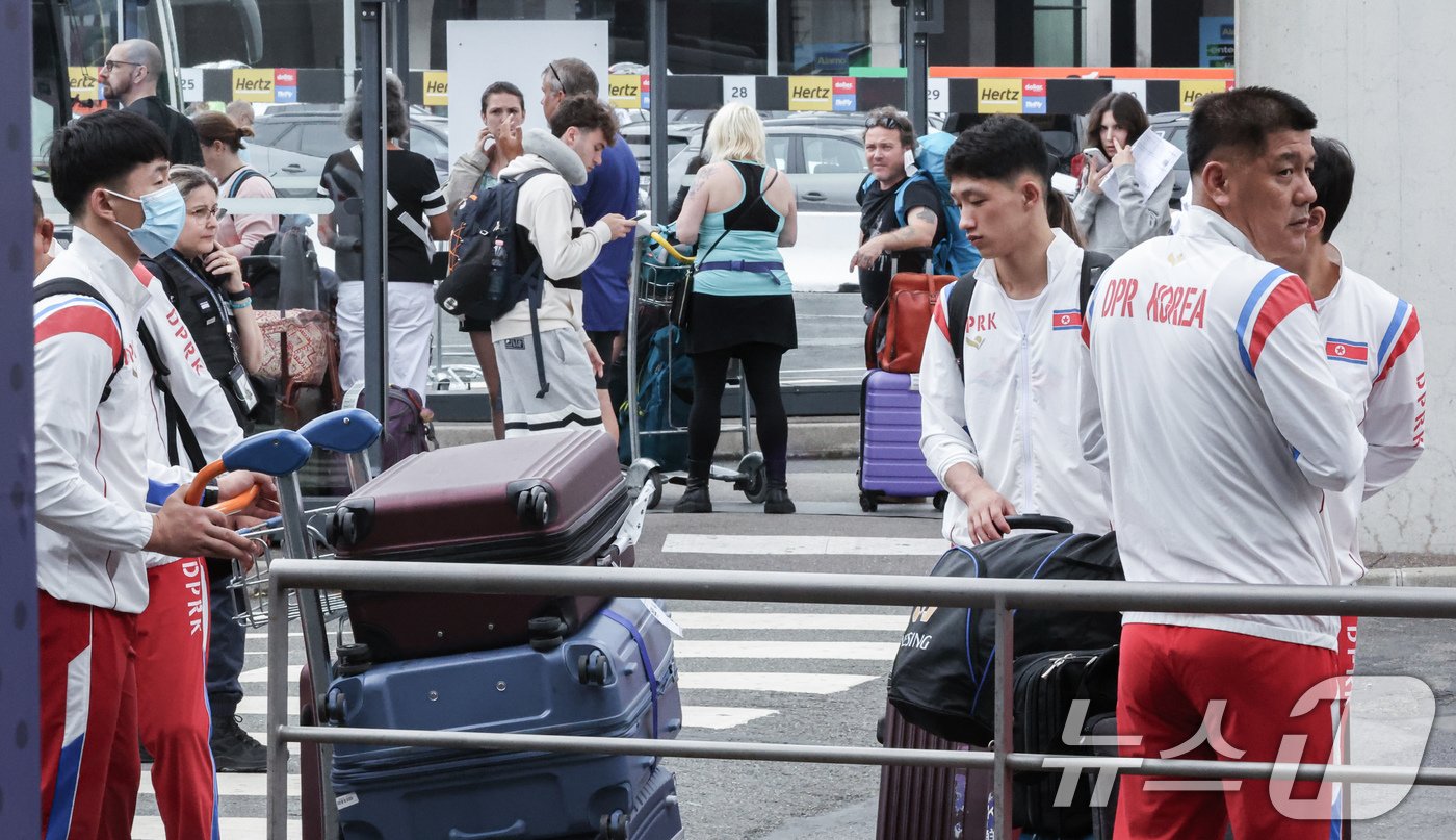 본문 이미지 - 2024 파리올림픽에 참가하는 북한 선수단이 21일 오후(한국시간) 프랑스 파리 샤를 드골 공항을 통해 입국하고 있다. 2024.7.21/뉴스1 ⓒ News1 박정호 기자