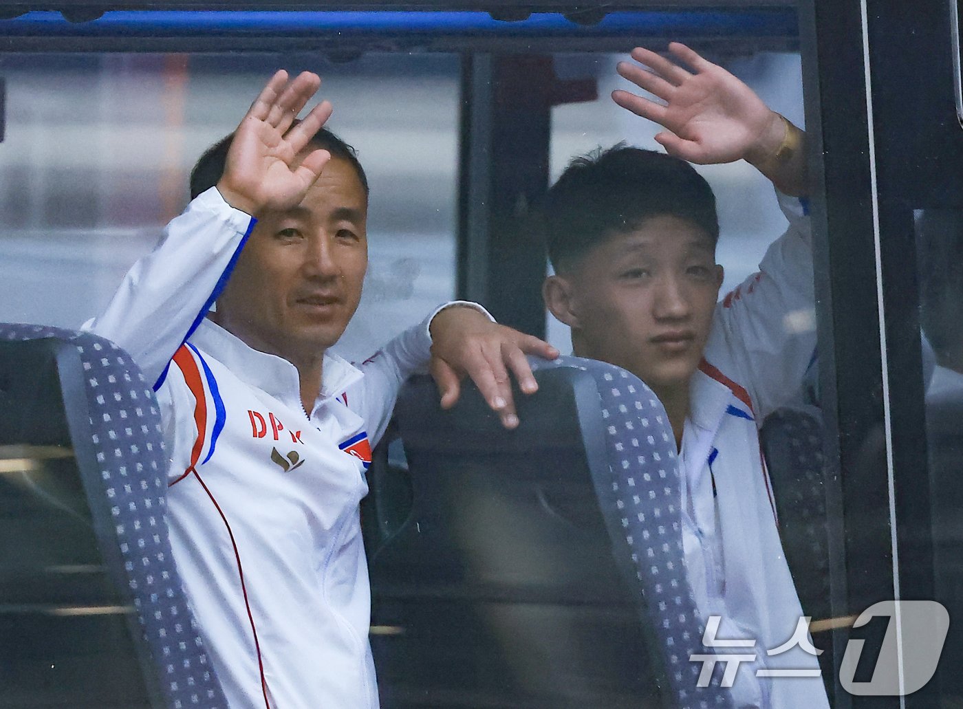 본문 이미지 - 2024 파리올림픽에 참가하는 북한 선수단이 21일 오후(한국시간) 프랑스 파리 샤를 드골 공항을 통해 입국, 프랑스·조선 친선 환영단을 향해 손을 흔들고 있다. 2024.7.21/뉴스1 ⓒ News1 박정호 기자