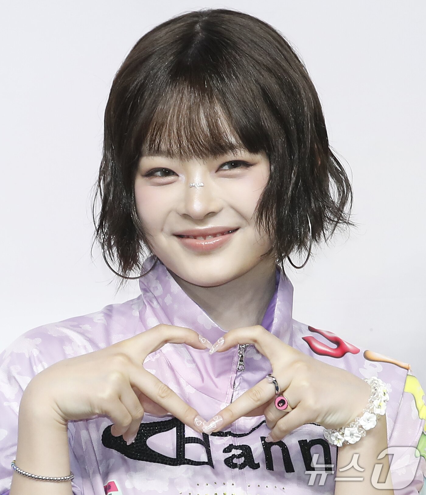 본문 이미지 - 뉴진스 하니가 21일 오후 인천광역시 중구 인스파이어 아레나에서 열린 ‘2024 SBS 가요대전 서머’ 블루카펫 행사에서 미소를 짓고 있다. ⓒ News1 권현진 기자