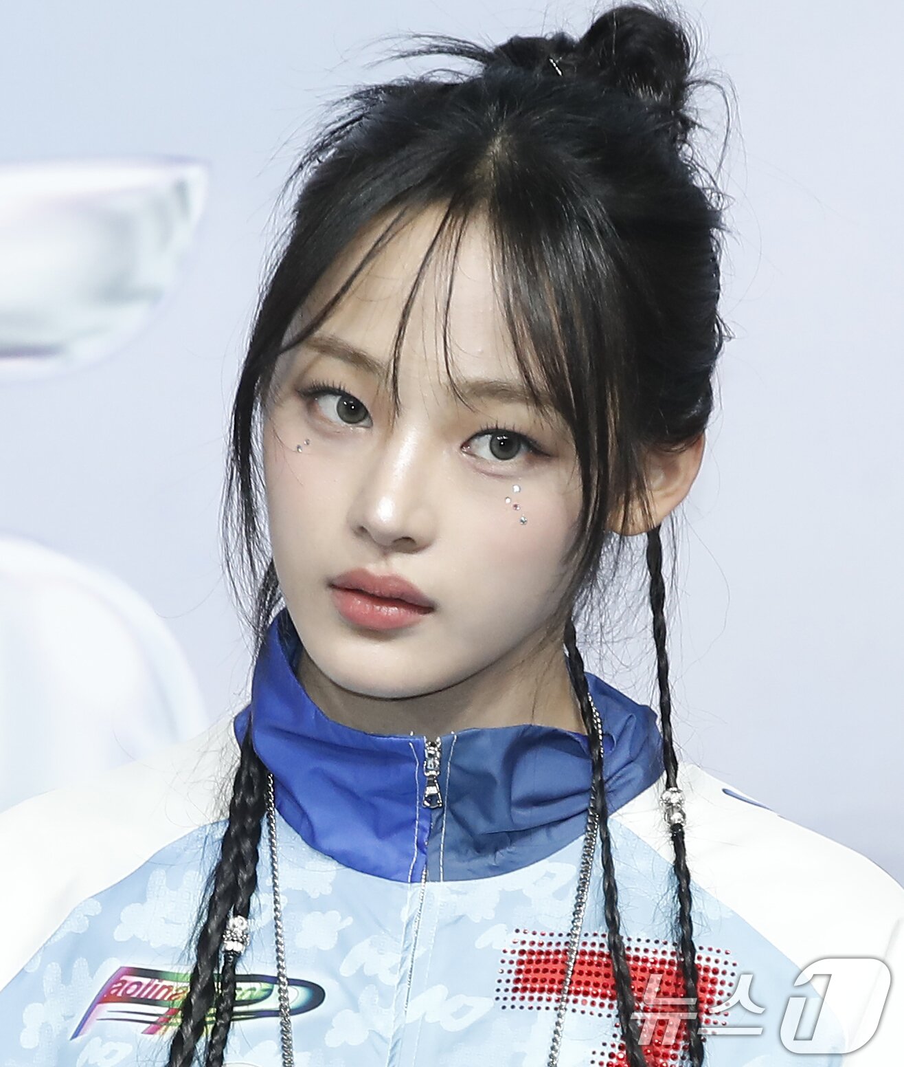 본문 이미지 - 뉴진스 민지가 21일 오후 인천광역시 중구 인스파이어 아레나에서 열린 ‘2024 SBS 가요대전 서머’ 블루카펫 행사에서 포즈를 취하고 있다. ⓒ News1 권현진 기자