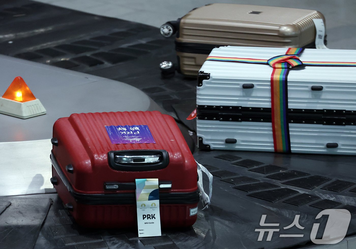 본문 이미지 - 21일 오후(한국시간) 프랑스 파리 샤를 드골 공항을 통해 입국한 2024 파리올림픽에 참가하는 북한 체조 안창옥 선수의 가방에 항저우아시안게임 스티커가 붙어 있다. 2024.7.21/뉴스1 ⓒ News1 박정호 기자