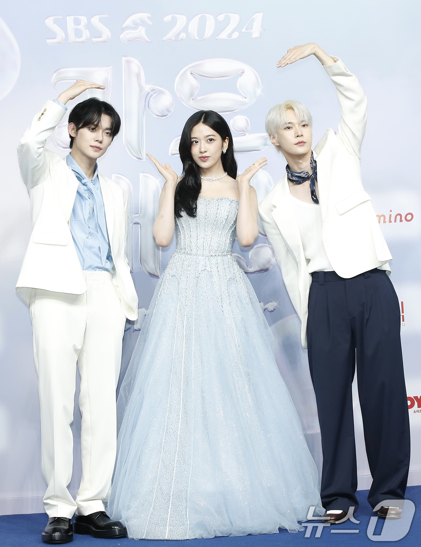 (인천=뉴스1) 권현진 기자 = MC 연준(왼쪽부터), 안유진, 도영이 21일 오후 인천광역시 중구 인스파이어 아레나에서 열린 ‘2024 SBS 가요대전 서머’ 블루카펫 행사에서 …