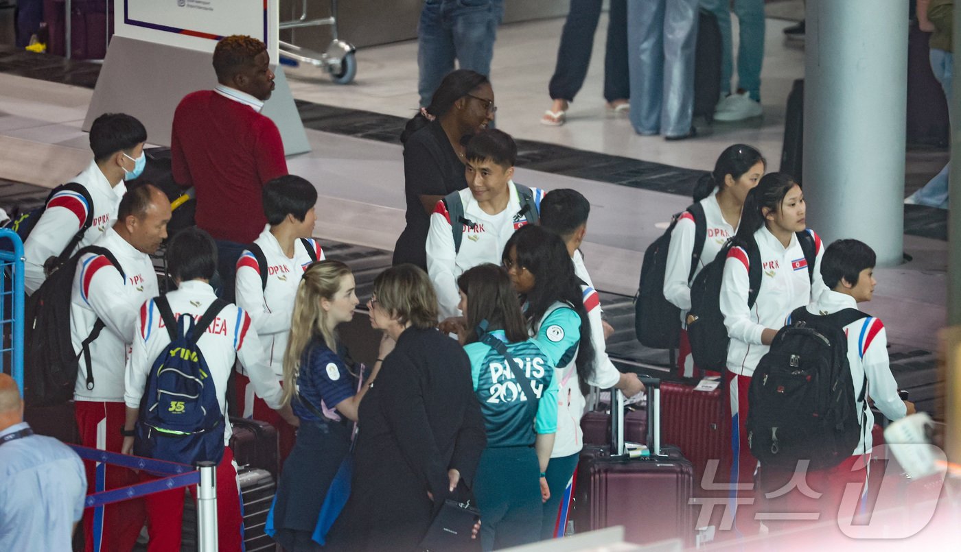본문 이미지 - 2024 파리올림픽에 참가하는 북한 선수단이 21일 오후(한국시간) 프랑스 파리 샤를 드골 공항을 통해 입국하고 있다. 2024.7.21/뉴스1 ⓒ News1 이준성 기자