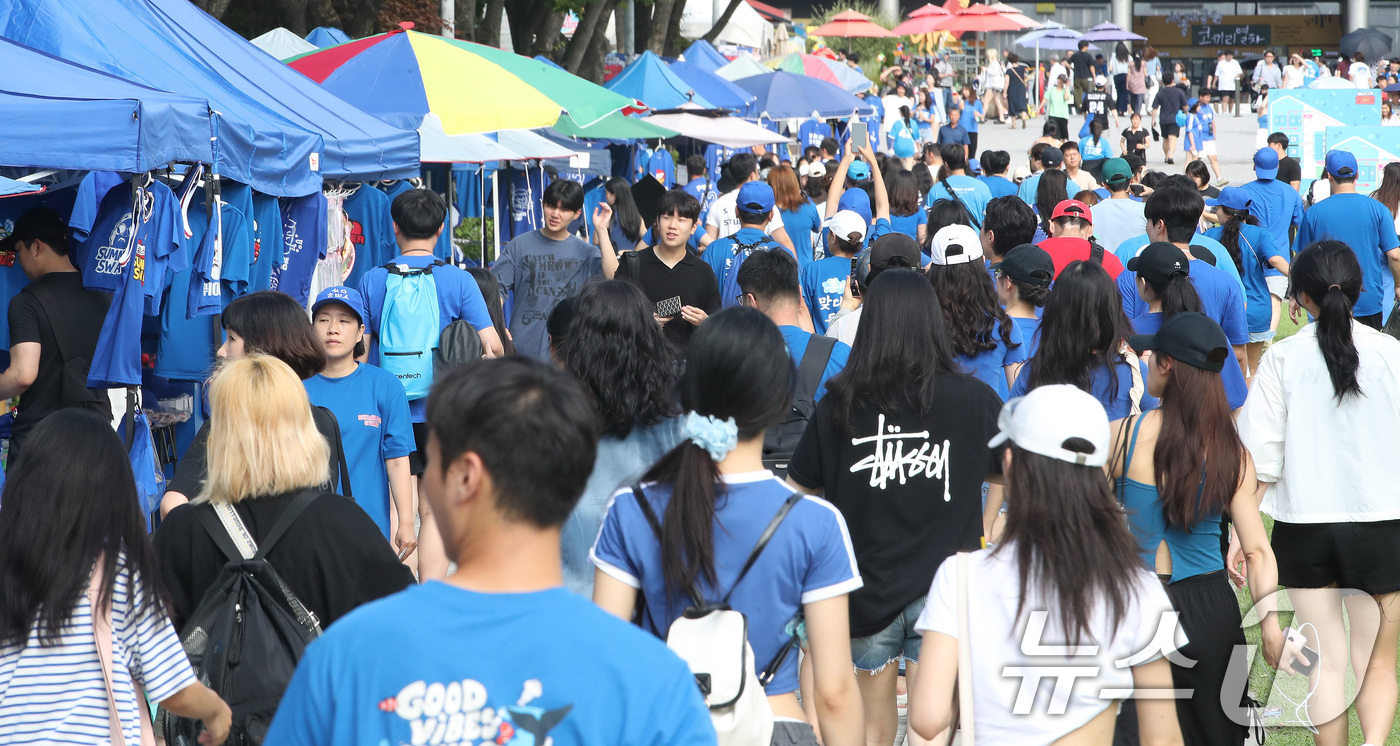 (과천=뉴스1) 임세영 기자 = 21일 경기도 과천 서울대공원 주차광장에서 열리는 '싸이 흠뻑쇼'를 보기 위해 관람객들이 줄지어 입장하고 있다. 지난 20일 열린 '싸이 흠뻑쇼'의 …