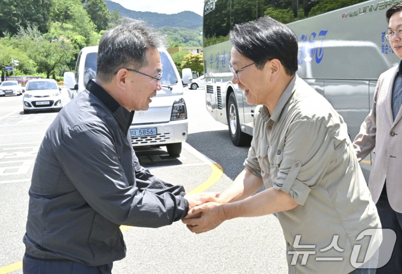 (광주=뉴스1) 박준배 기자 = 강기정 광주시장이 21일 대구 군위군을 방문해 김진열 군위군수와 악수를 하고 있다.(광주시 제공)2024.7.21/뉴스1