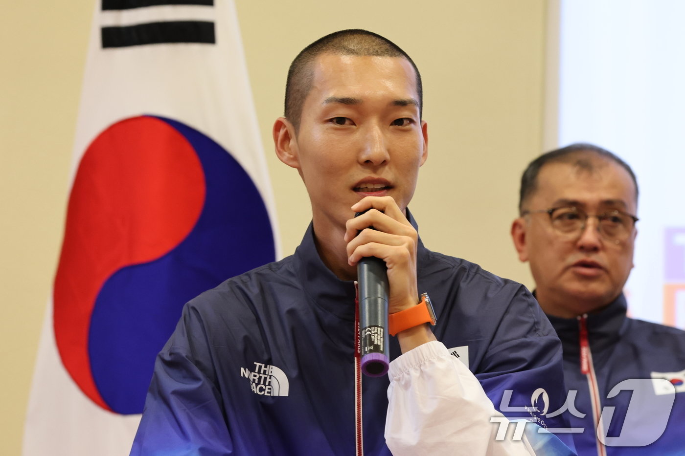 대한민국 높이뛰기 간판 우상혁이 21일&#40;한국시간&#41; 프랑스 퐁텐블로 팀코리아 파리 플랫폼에서 열린 오픈데이에서 발언을 하고 있다. 2024.7.21/뉴스1 ⓒ News1 이동해 기자