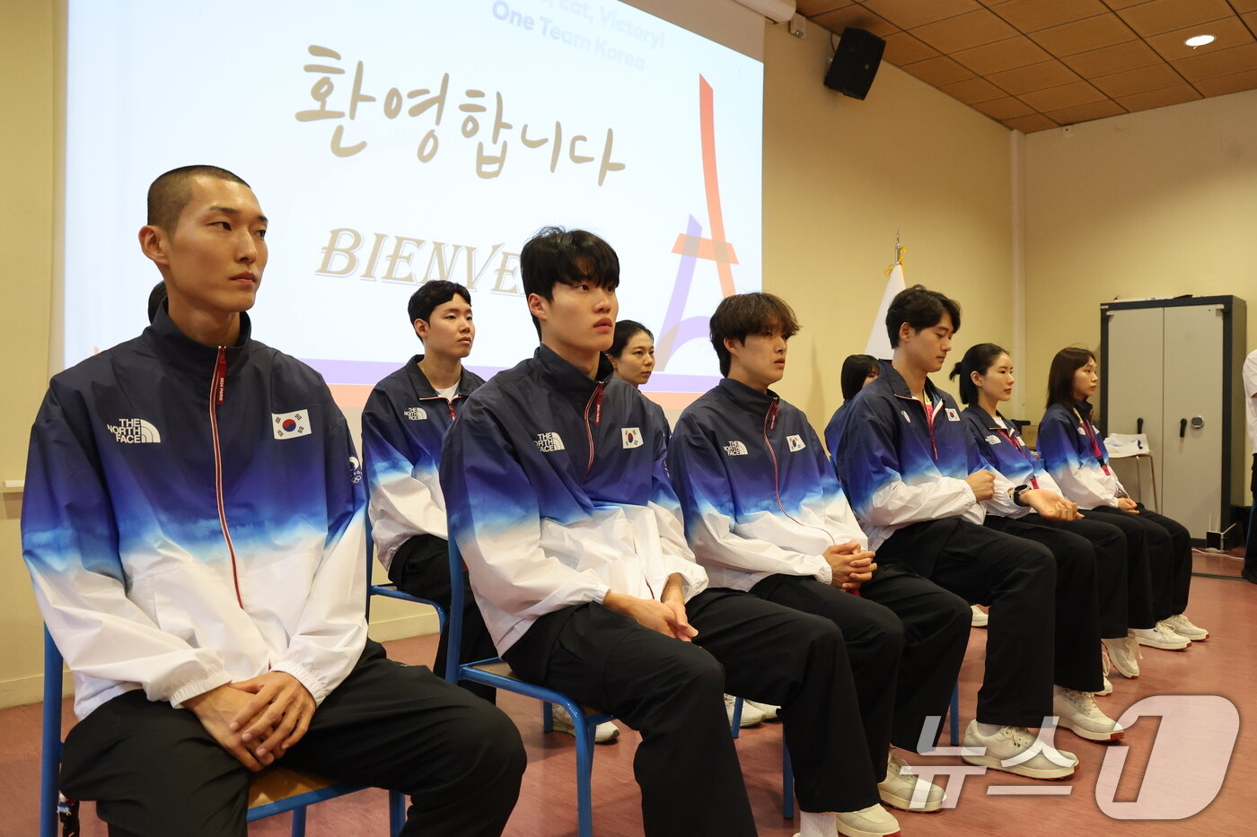 본문 이미지 - 대한민국 높이뛰기 간판 우상혁, 수영 황선우, 김우민을 비롯한 선수단이 21일&#40;한국시간&#41; 프랑스 퐁텐블로 팀코리아 파리 플랫폼에서 열린 오픈데이에 참석해 있다. 2024.7.21/뉴스1 ⓒ News1 이동해 기자