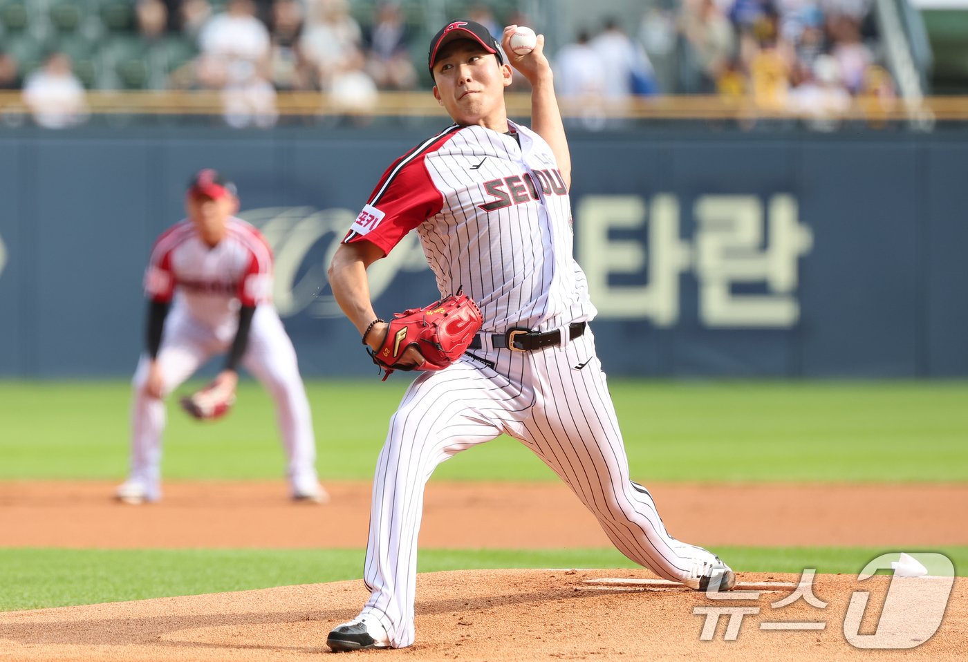 본문 이미지 - 21일 오후 서울 송파구 잠실야구장에서 열린 ‘2024 신한 SOL 뱅크 KBO리그’ 두산 베어스와 LG 트윈스의 경기, LG 선발투수 손주영이 1회초 등판해 역투하고 있다. 2024.7.21/뉴스1 ⓒ News1 김도우 기자