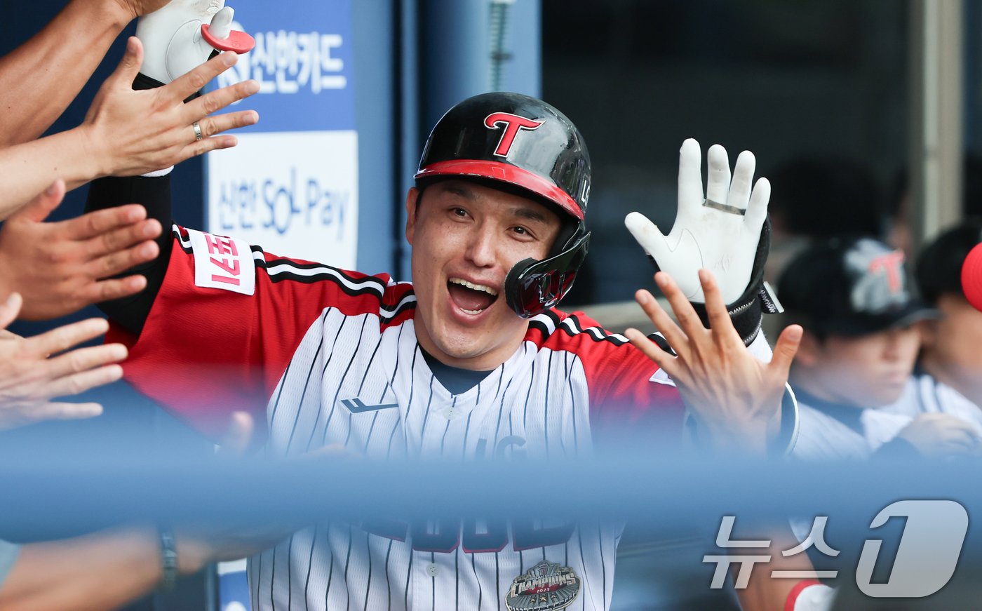 본문 이미지 - 21일 오후 서울 송파구 잠실야구장에서 열린 ‘2024 신한 SOL 뱅크 KBO리그’ 두산 베어스와 LG 트윈스의 경기, 2회말 1사 2루 상황에서 LG 박동원이 2점 홈런을 치고 기뻐하고 있다. 2024.7.21/뉴스1 ⓒ News1 김도우 기자