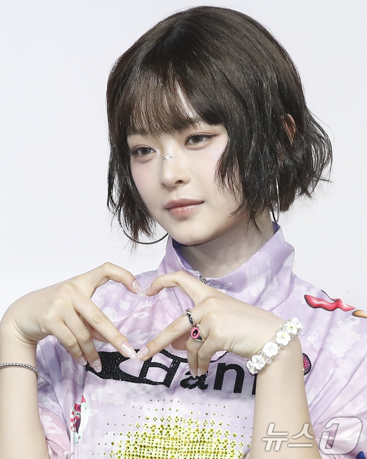 본문 이미지 - 뉴진스 하니가 21일 오후 인천광역시 중구 인스파이어 아레나에서 열린 ‘2024 SBS 가요대전 서머’ 블루카펫 행사에서 하트 포즈를 취하고 있다. ⓒ News1 권현진 기자