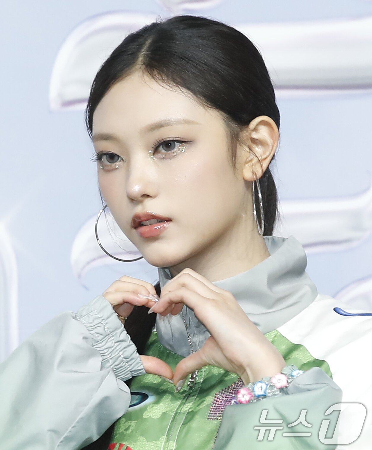 본문 이미지 - 뉴진스 해린이 21일 오후 인천광역시 중구 인스파이어 아레나에서 열린 ‘2024 SBS 가요대전 서머’ 블루카펫 행사에서 하트를 그리고 있다. 2024.7.21/뉴스1 ⓒ News1 권현진 기자