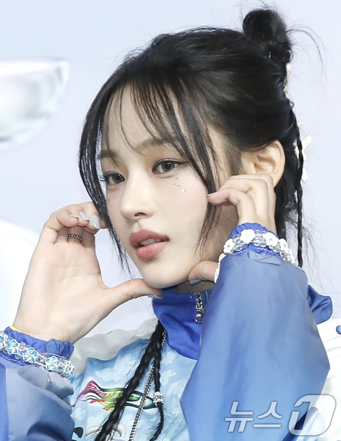 본문 이미지 - 뉴진스 민지가 21일 오후 인천광역시 중구 인스파이어 아레나에서 열린 ‘2024 SBS 가요대전 서머’ 블루카펫 행사에서 볼 하트 포즈를 취하고 있다. ⓒ News1 권현진 기자