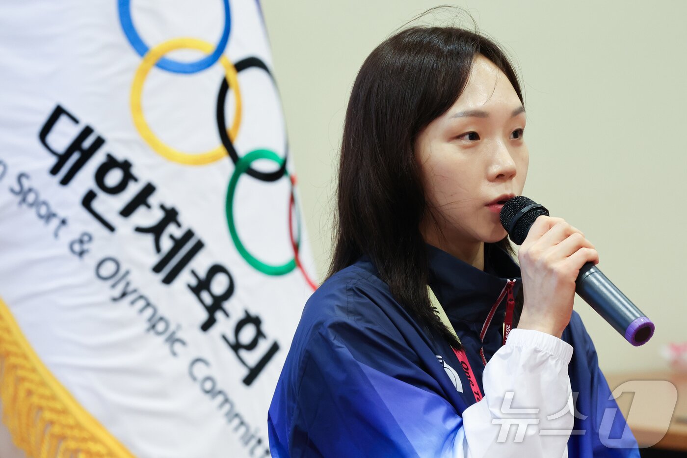 본문 이미지 - 대한민국 수영 김서영이 21일&#40;한국시간&#41; 프랑스 퐁텐블로 팀코리아 파리 플랫폼에서 열린 오픈데이에서 인사말을 하고 있다. 김서영은 2024 파리올림픽 개회식에서 우상혁과 함께 공동기수로 나선다. 2024.7.21/뉴스1 ⓒ News1 이동해 기자