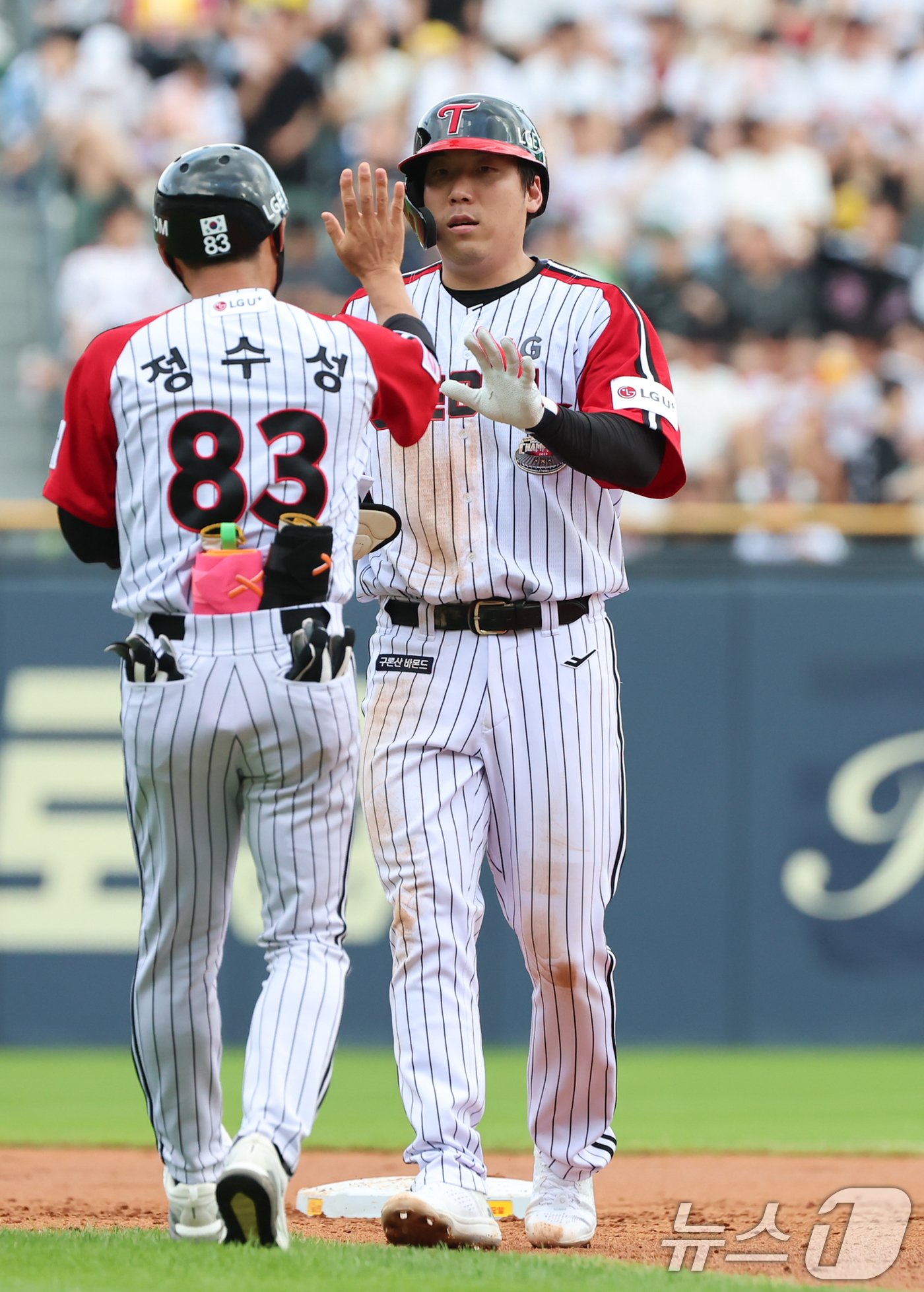 본문 이미지 - 21일 오후 서울 송파구 잠실야구장에서 열린 ‘2024 신한 SOL 뱅크 KBO리그’ 두산 베어스와 LG 트윈스의 경기, 4회말 1사 주자없는 상황에서 LG 김현수가 2루타를 치고 기뻐하고 있다. 2024.7.21/뉴스1 ⓒ News1 김도우 기자