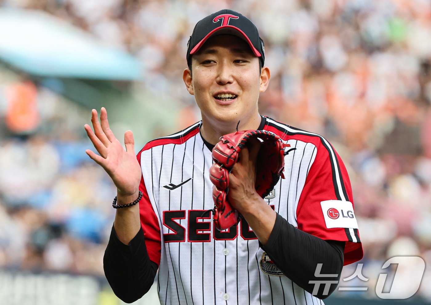 본문 이미지 - 21일 오후 서울 송파구 잠실야구장에서 열린 ‘2024 신한 SOL 뱅크 KBO리그’ 두산 베어스와 LG 트윈스의 경기, LG 선발투수 손주영이 6회초를 무실점으로 마치고 미소지으며 덕아웃으로 향하고 있다. 2024.7.21/뉴스1 ⓒ News1 김도우 기자