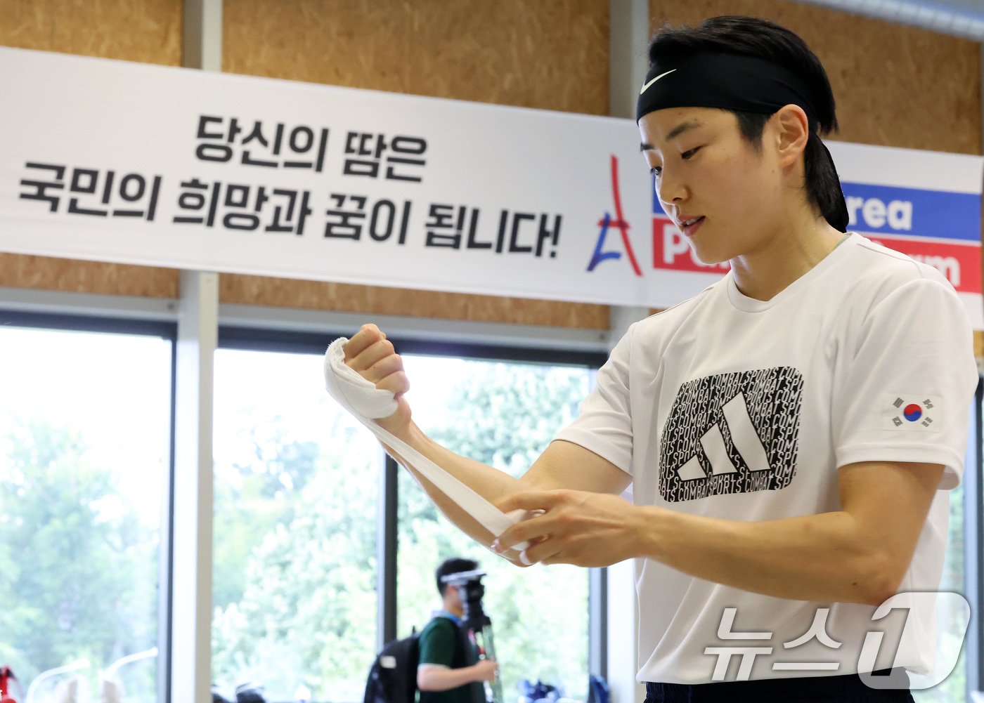본문 이미지 - 복싱 여자 60㎏급에 출전하는 오연지가 21일&#40;한국시간&#41; 프랑스 퐁텐블로 팀코리아 파리 플랫폼에서 열린 오픈데이에서 훈련을 준비하고 있다. 2024.7.21/뉴스1 ⓒ News1 이동해 기자