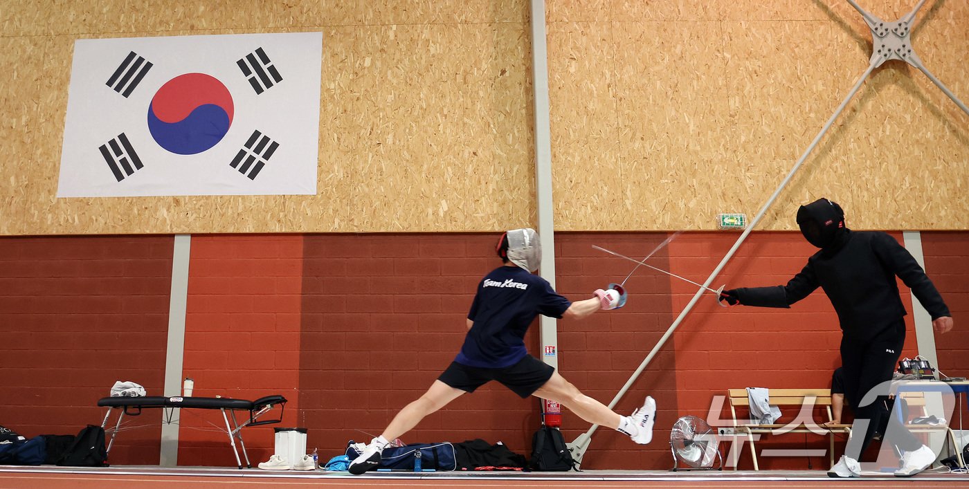 본문 이미지 - 펜싱대표팀 박상원이 21일(한국시간) 프랑스 퐁텐블로 팀코리아 파리 플랫폼에서 열린 오픈데이에서 코치와 훈련을 하고 있다. 2024.7.21/뉴스1 ⓒ News1 이동해 기자
