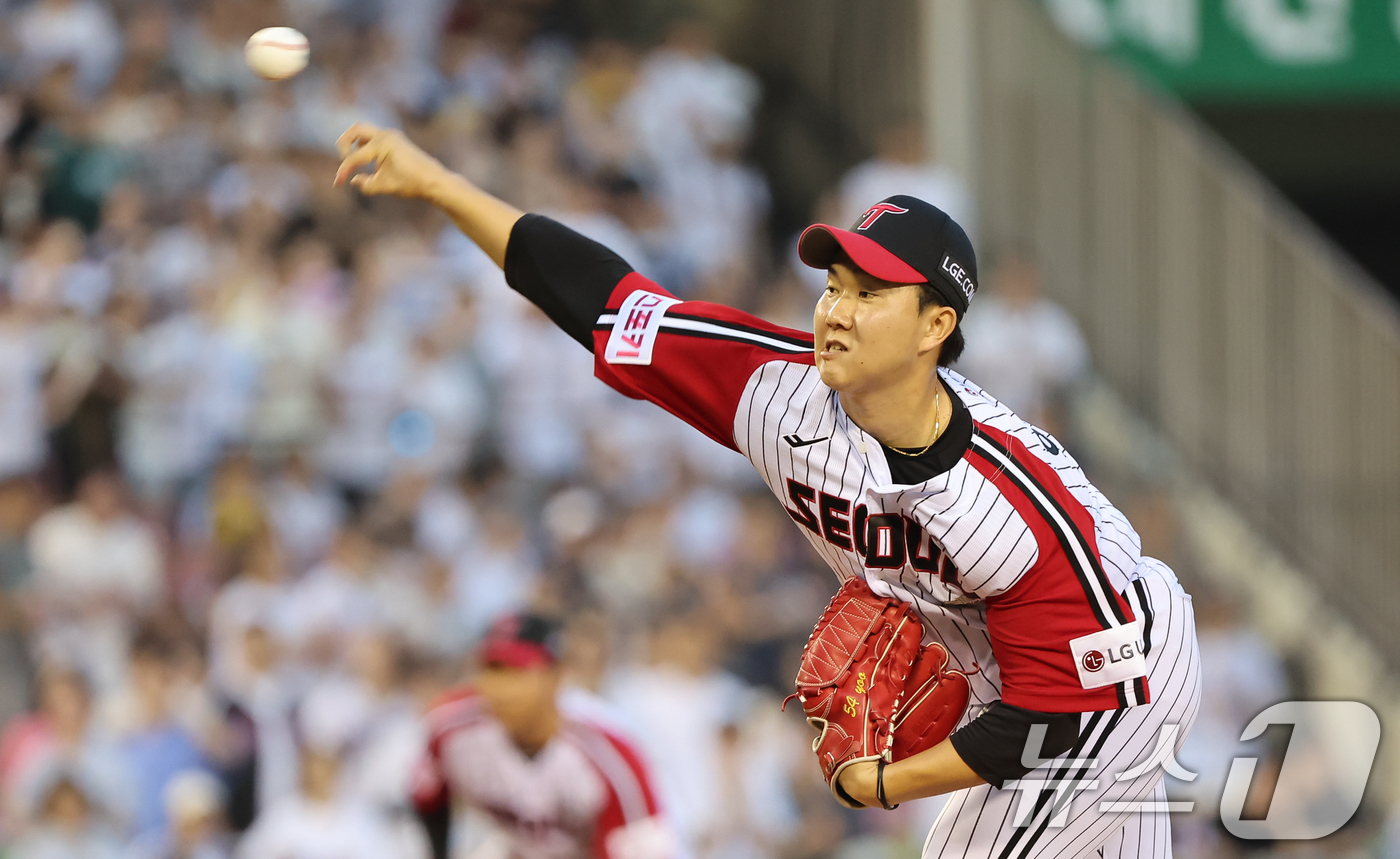 (서울=뉴스1) 김도우 기자 = 21일 오후 서울 송파구 잠실야구장에서 열린 ‘2024 신한 SOL 뱅크 KBO리그’ 두산 베어스와 LG 트윈스의 경기, LG 유영찬이 8회초 2사 …