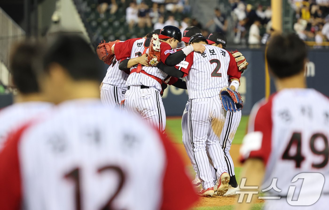 본문 이미지 - 21일 오후 서울 송파구 잠실야구장에서 열린 ‘2024 신한 SOL 뱅크 KBO리그’ 두산 베어스와 LG 트윈스의 경기, 6대3으로 승리를 거둔 LG 선수들이 기쁨을 나누고 있다. 2024.7.21/뉴스1 ⓒ News1 김도우 기자
