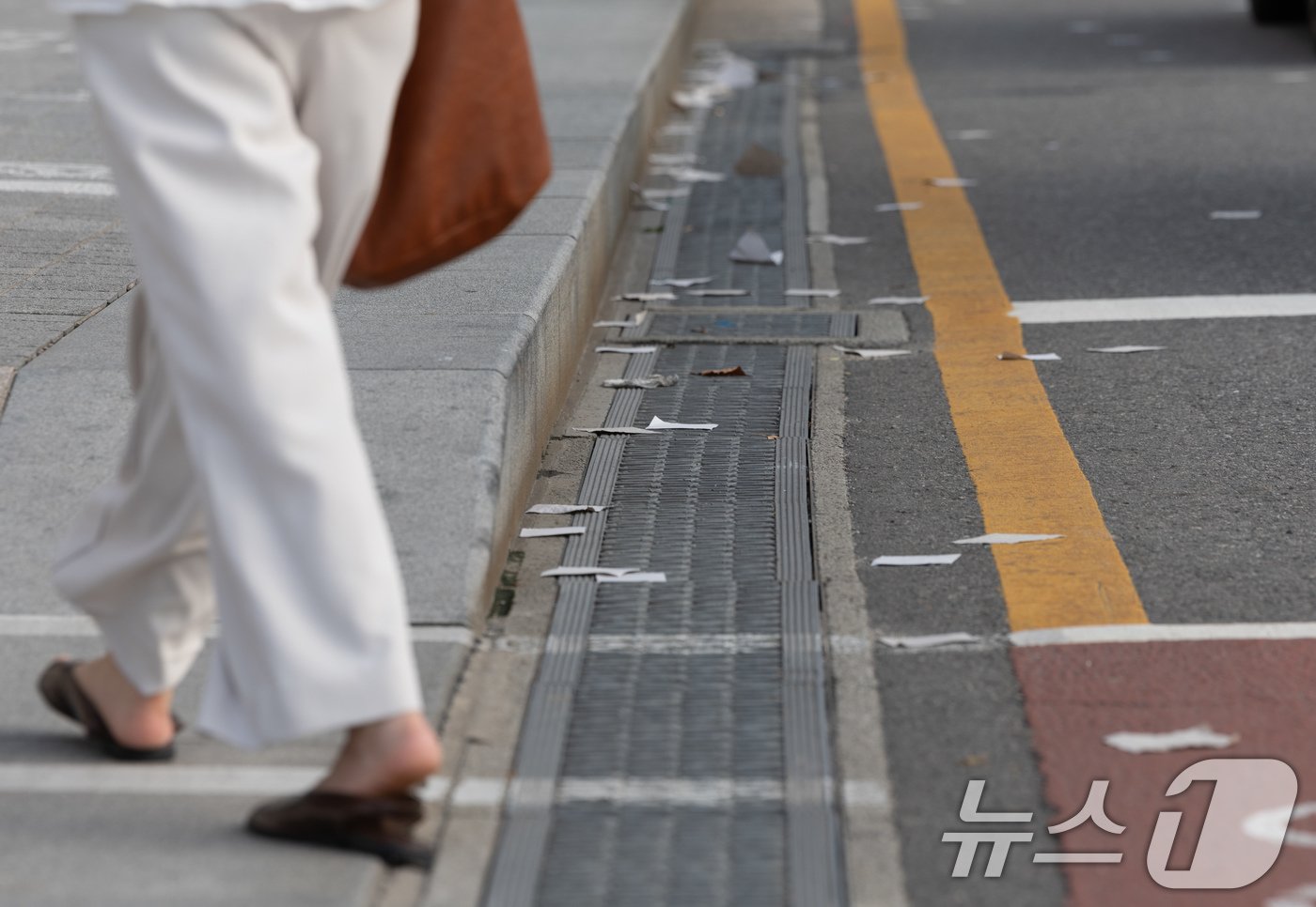 북한이 오물풍선 대남살포를 재개한 21일 오후 서울 종로구 광화문광장 인근에 오물풍선 추정 내용물이 떨어져 있다. 2024.7.21/뉴스1 ⓒ News1 이재명 기자