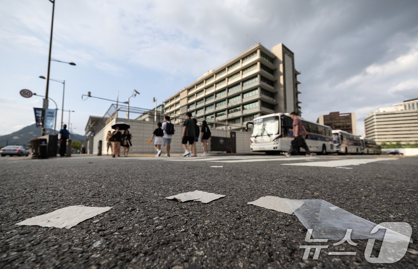 본문 이미지 - 북한이 쓰레기 풍선 대남살포를 재개한 21일 오후 서울 종로구 광화문광장 인근에 오물풍선 추정 내용물이 떨어져 있다. 2024.7.21/뉴스1 ⓒ News1 이재명 기자