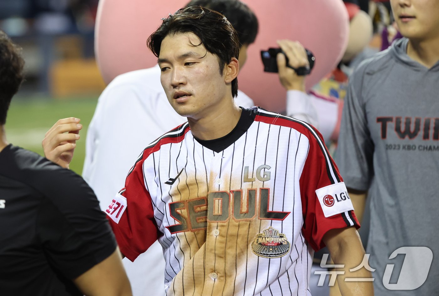 본문 이미지 - 21일 오후 서울 송파구 잠실야구장에서 열린 ‘2024 신한 SOL 뱅크 KBO리그’ 두산 베어스와 LG 트윈스의 경기, LG 박해민이 6대3 승리 후 동료들과 기쁨을 나누고 있다. LG 박해민은 이날 경기에서 3개 도루를 기록해 통산 400도루를 달성했다. 2024.7.21/뉴스1 ⓒ News1 김도우 기자