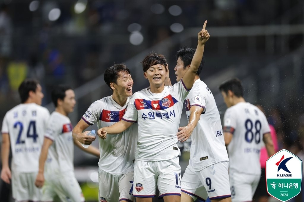 수원FC의 이승우가 득점 후 동료들과 함께 기뻐하고 있다. &#40;한국프로축구연맹 제공&#41;