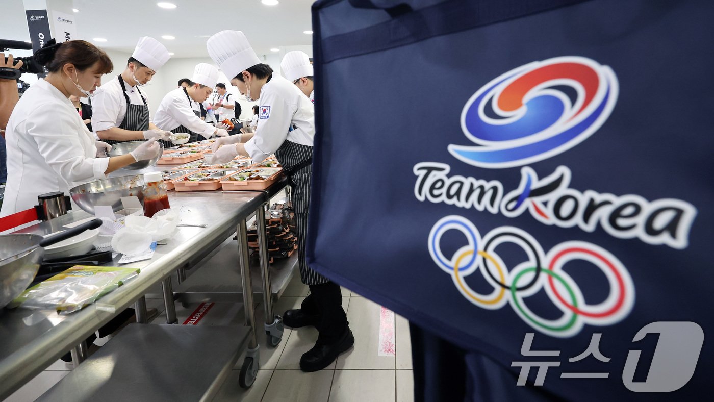 21일&#40;한국시간&#41; 대한민국 선수단의 사전캠프인 프랑스 퐁텐블로 &#39;팀코리아 파리 플랫폼&#39;에서 영양사와 요리사들이 선수촌에 입촌해 있는 탁구와 체조 선수들의 도시락 배달을 위해 준비하고 있다. 2024.7.21/뉴스1 ⓒ News1 이동해 기자